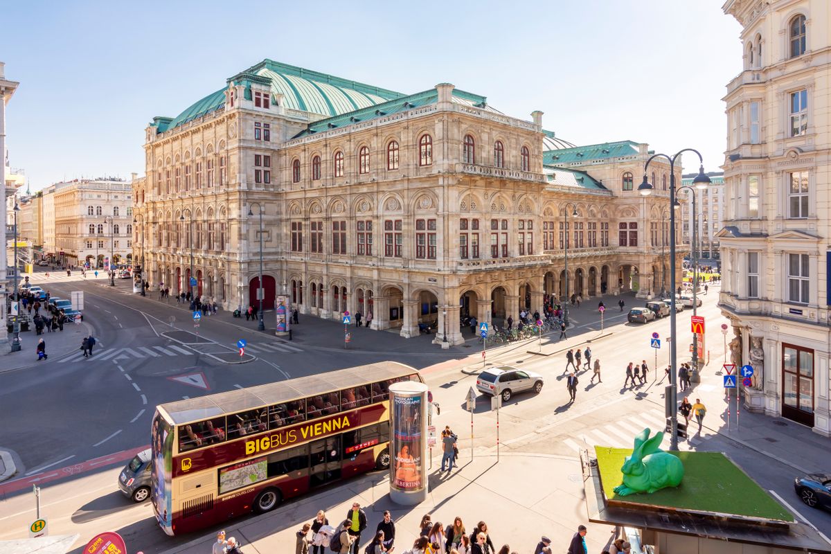 Vienna,,Austria,-,October,2021:,State,Opera,House,And,Albertinaplatz
Bécs Operaház