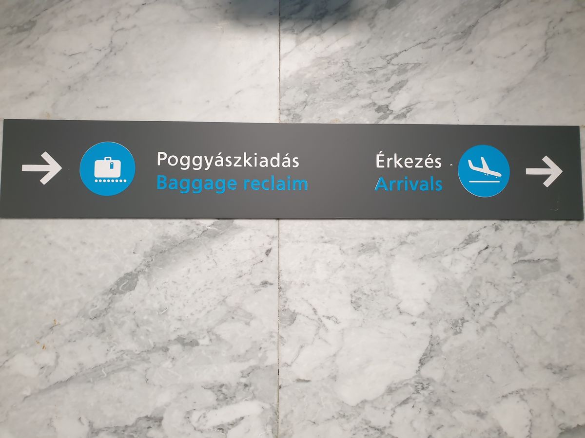 Signpost,Indicating,The,Way,To,The,Baggage,Reclaim,At,Budapest