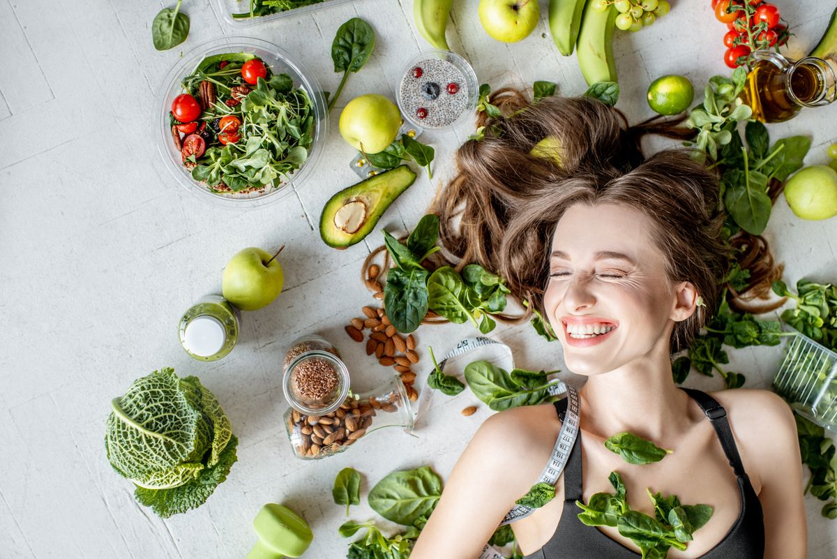 Beauty,Portrait,Of,A,Woman,Surrounded,By,Various,Healthy,Food
egészség, zöldség gyümölcs életmód