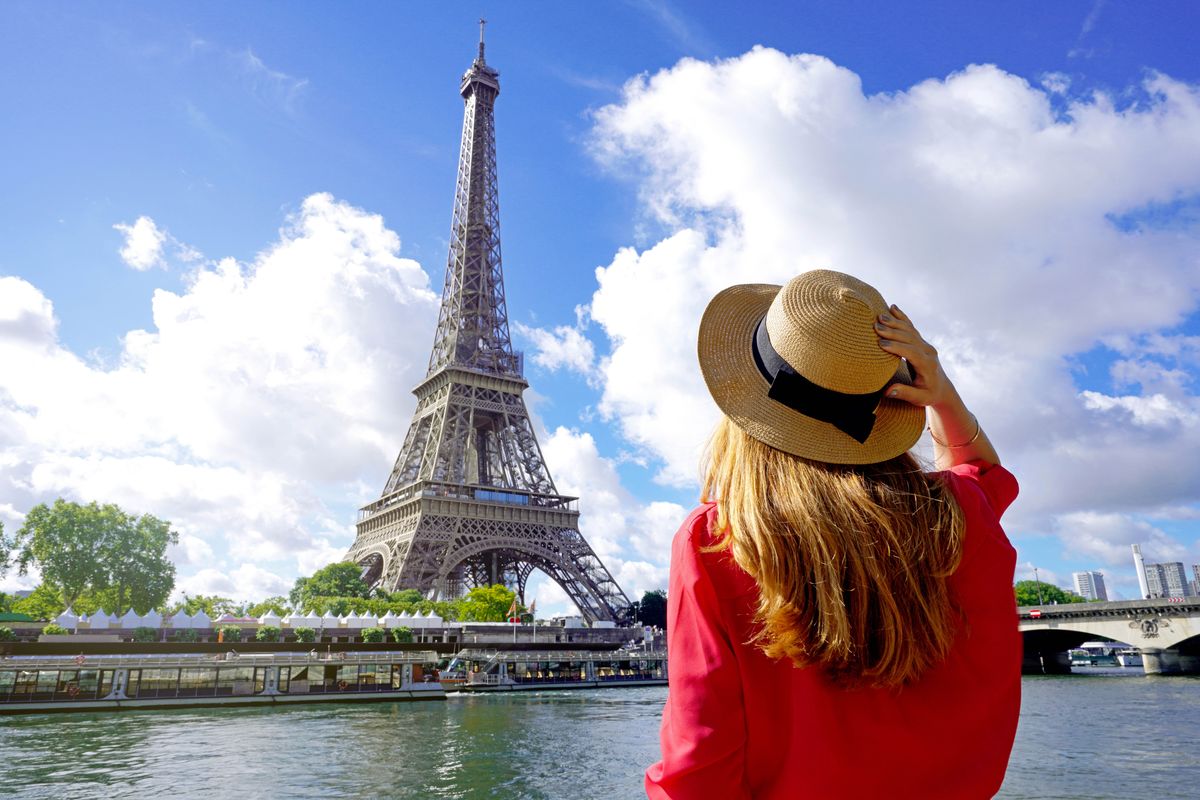 Holidays,In,Paris.,Back,View,Of,Beautiful,Fashion,Girl,Enjoying