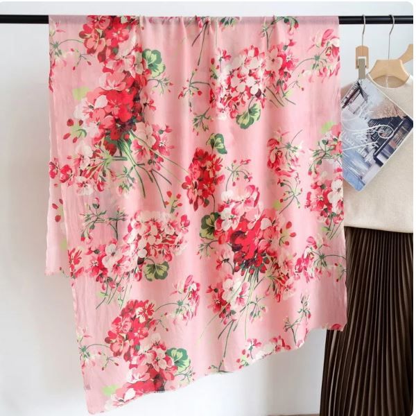 Muskátli mintázatú kendő, AliExpress, 24 696 Ft