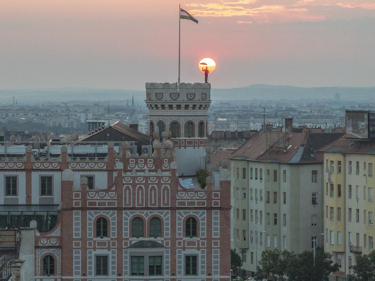 az Esernyős Ember a Pénzmúzeum tetején