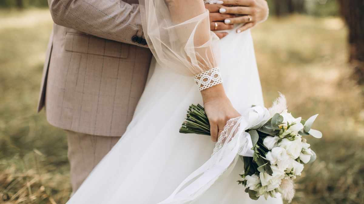 Close-up,Wedding,Couple,Bride,And,Groom,Walk,Hand,In,Hand, csillagjegy, esküvő, horoszkóp