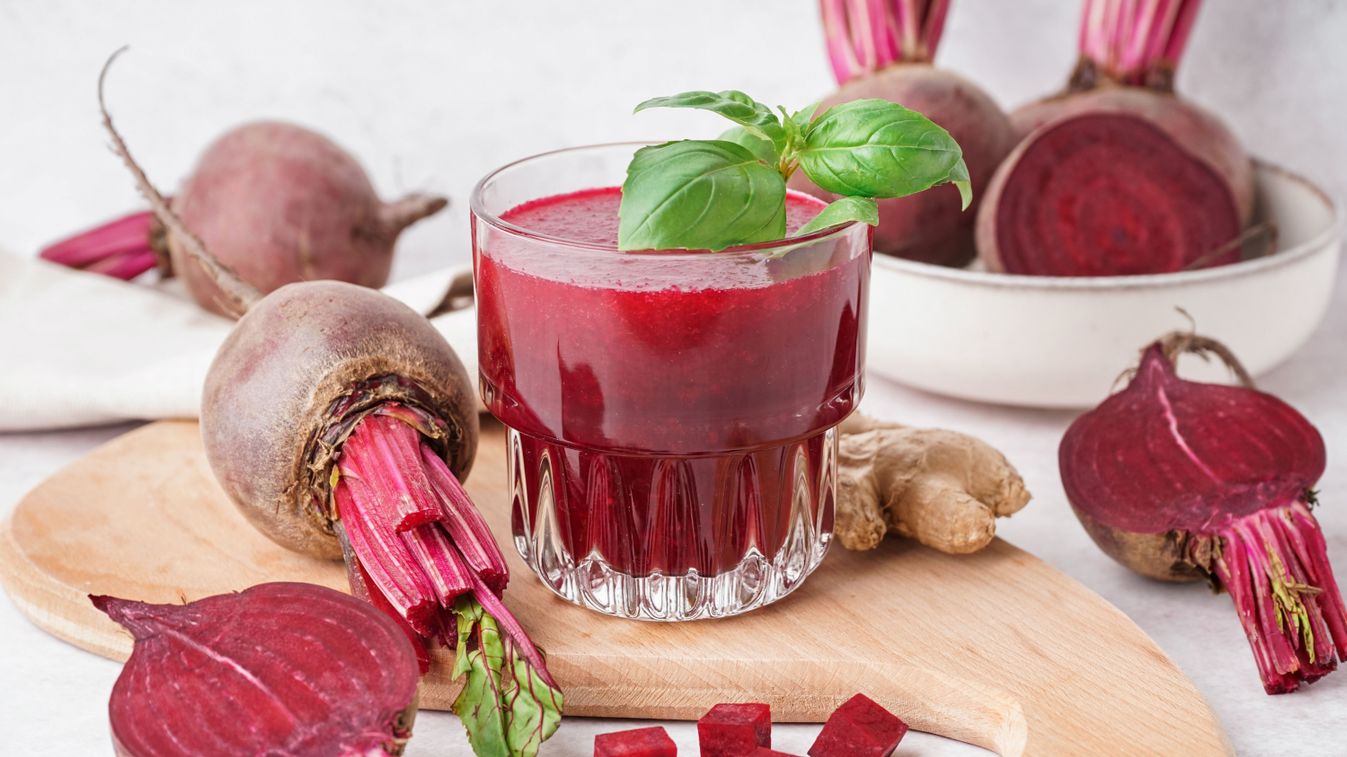 Glass,Of,Fresh,Beetroot,Juice,With,Vegetables,On,Light,Background, céllalé, céklalé hatása