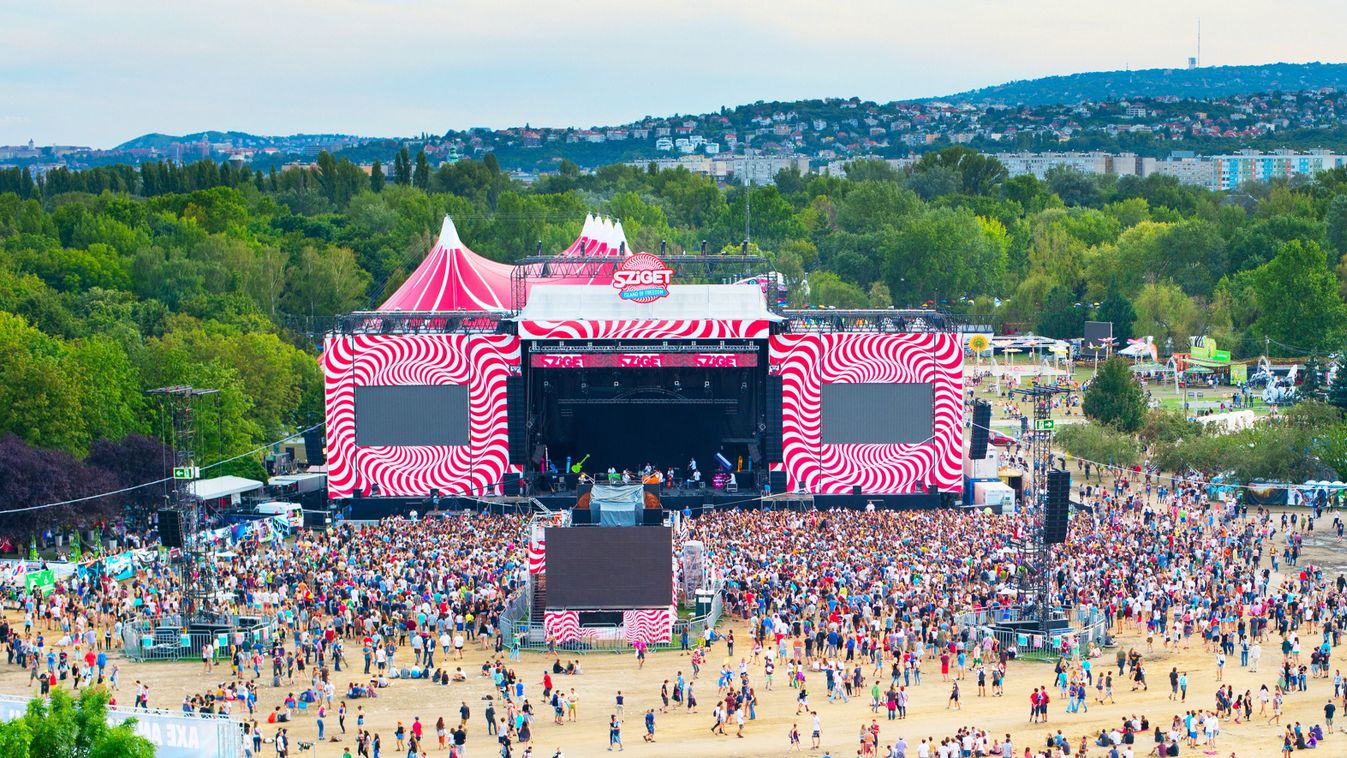 Budapest,,Hungary,-,August,13,,2014:,Visitors,Of,Sziget,Music