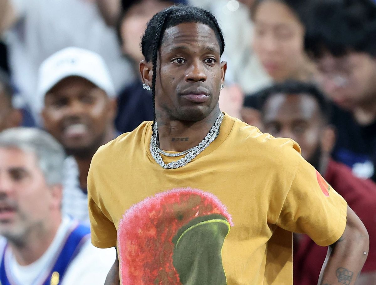 Travis Scott rapper Párizsban szurkolt az USA kosárlabdacsapatának, majd őrizetbe vették