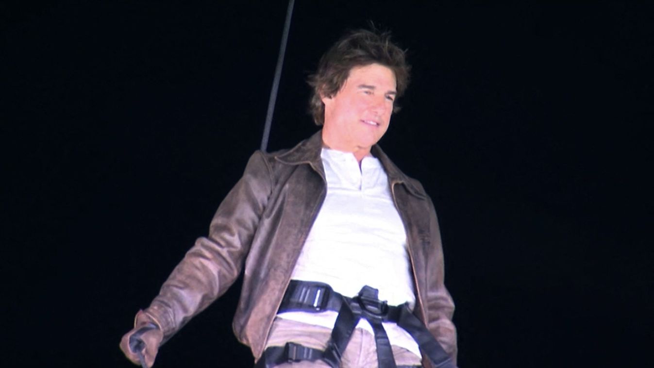 Tom Cruise lors du passage de drapeau olympique entre Paris et los Angeles - Cérémonie de Clôture des Jeux Olympiques de Paris (JO 2024) au Stade de France