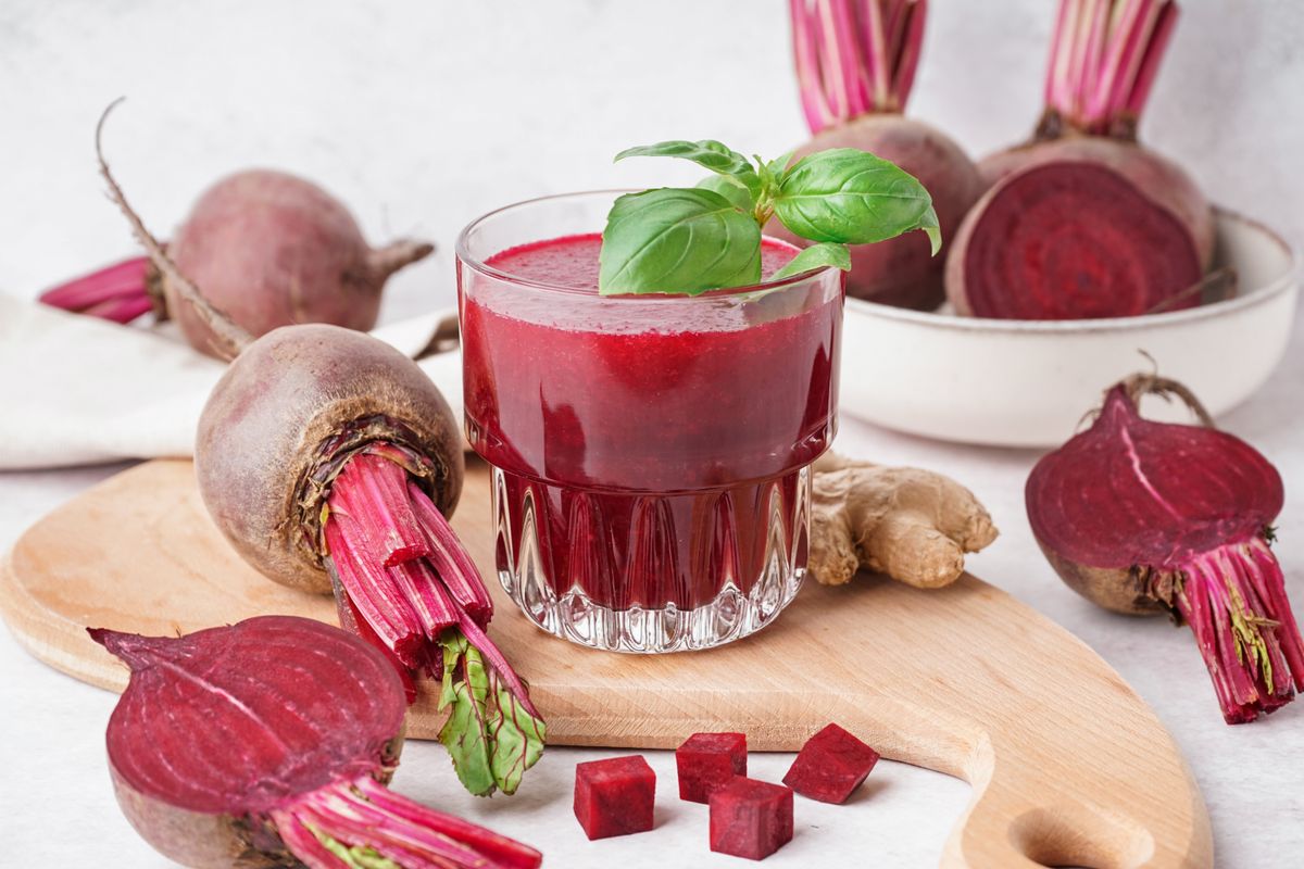 Glass,Of,Fresh,Beetroot,Juice,With,Vegetables,On,Light,Background, céllalé, céklalé hatása