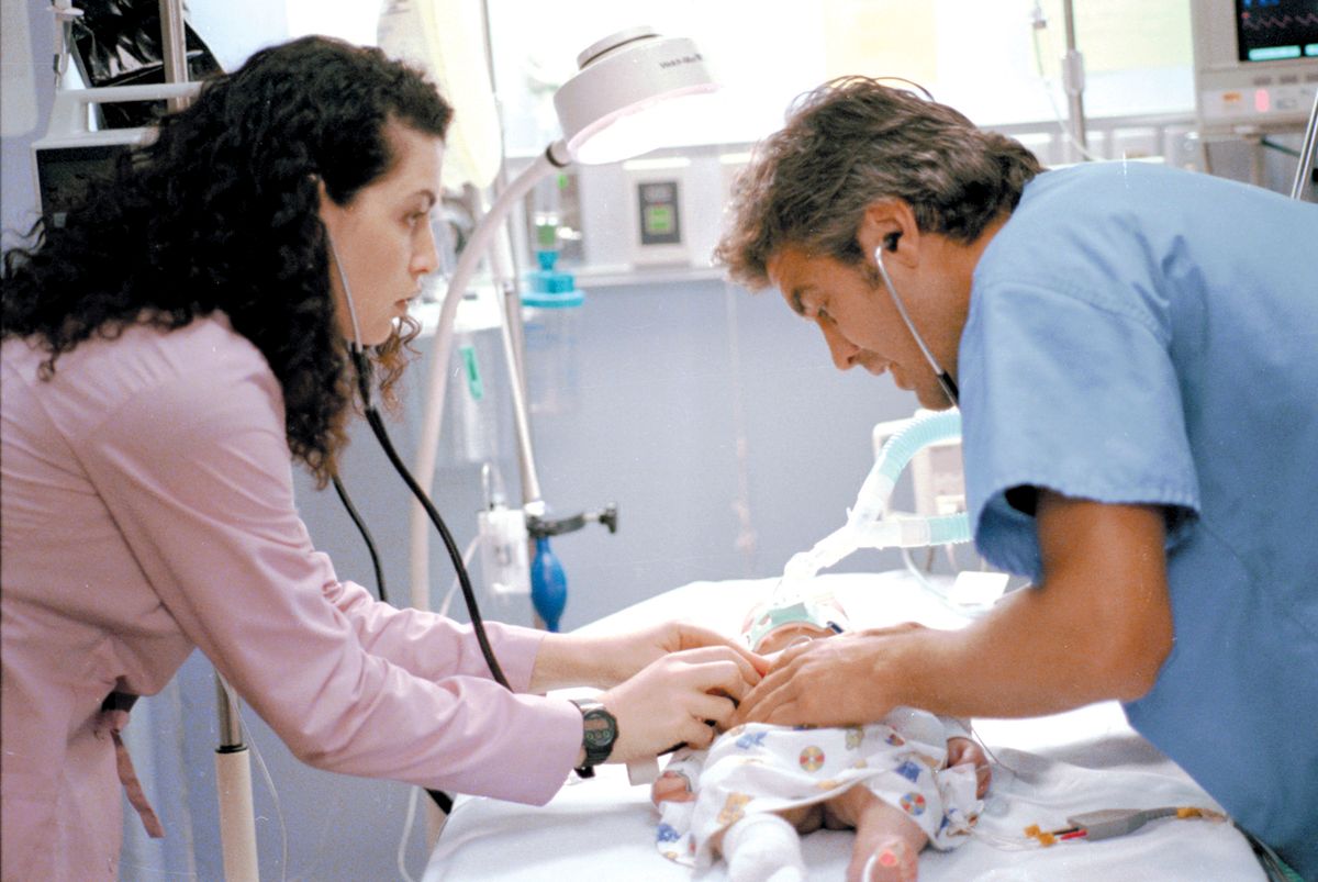 'ER' TV Stills
Nurse Carol Hathaway and GEORGE CLOONEY as Dr. Doug Ross 
Vészhelyzet