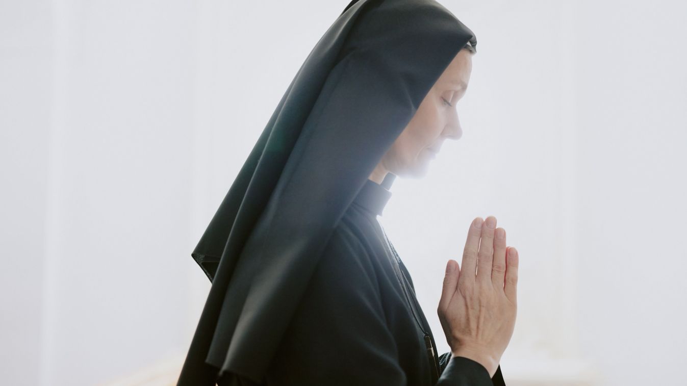 Side,View,Shot,Of,Faithful,Mature,Caucasian,Catholic,Nun,Praying