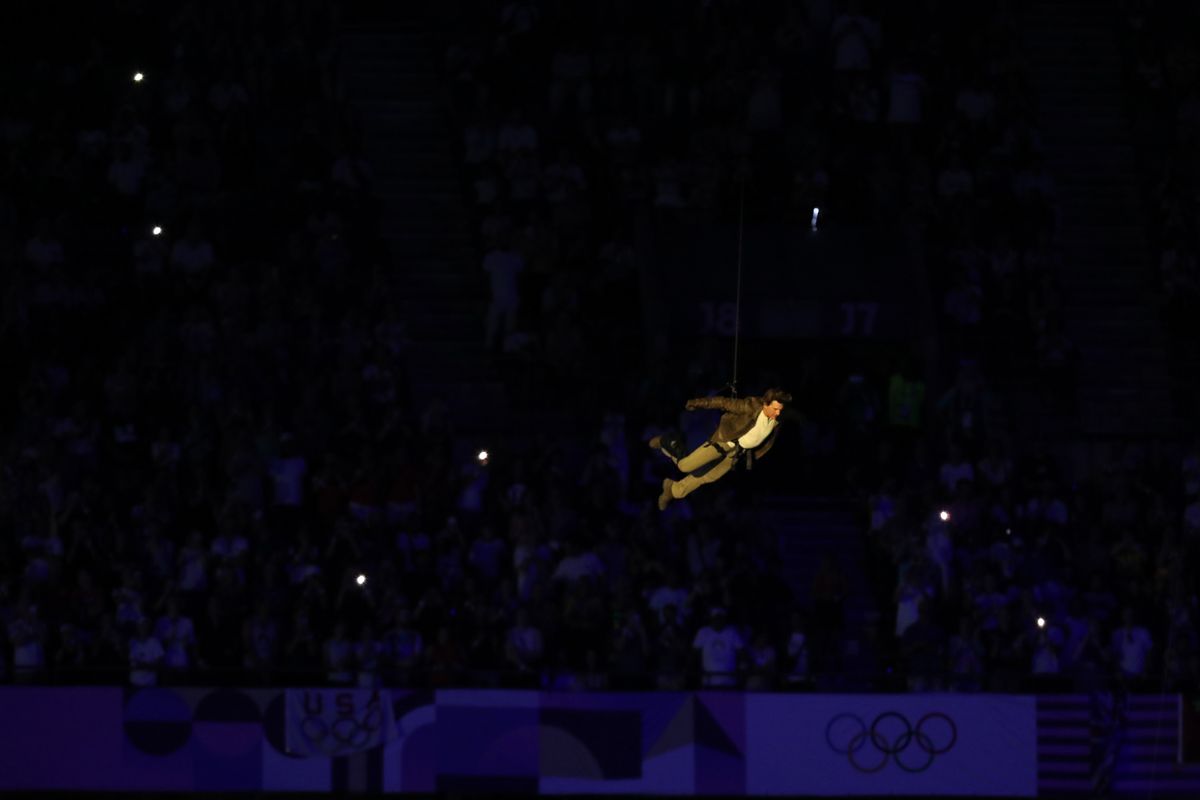 Tom Cruise a párizsi olimpia záróceremóniáján