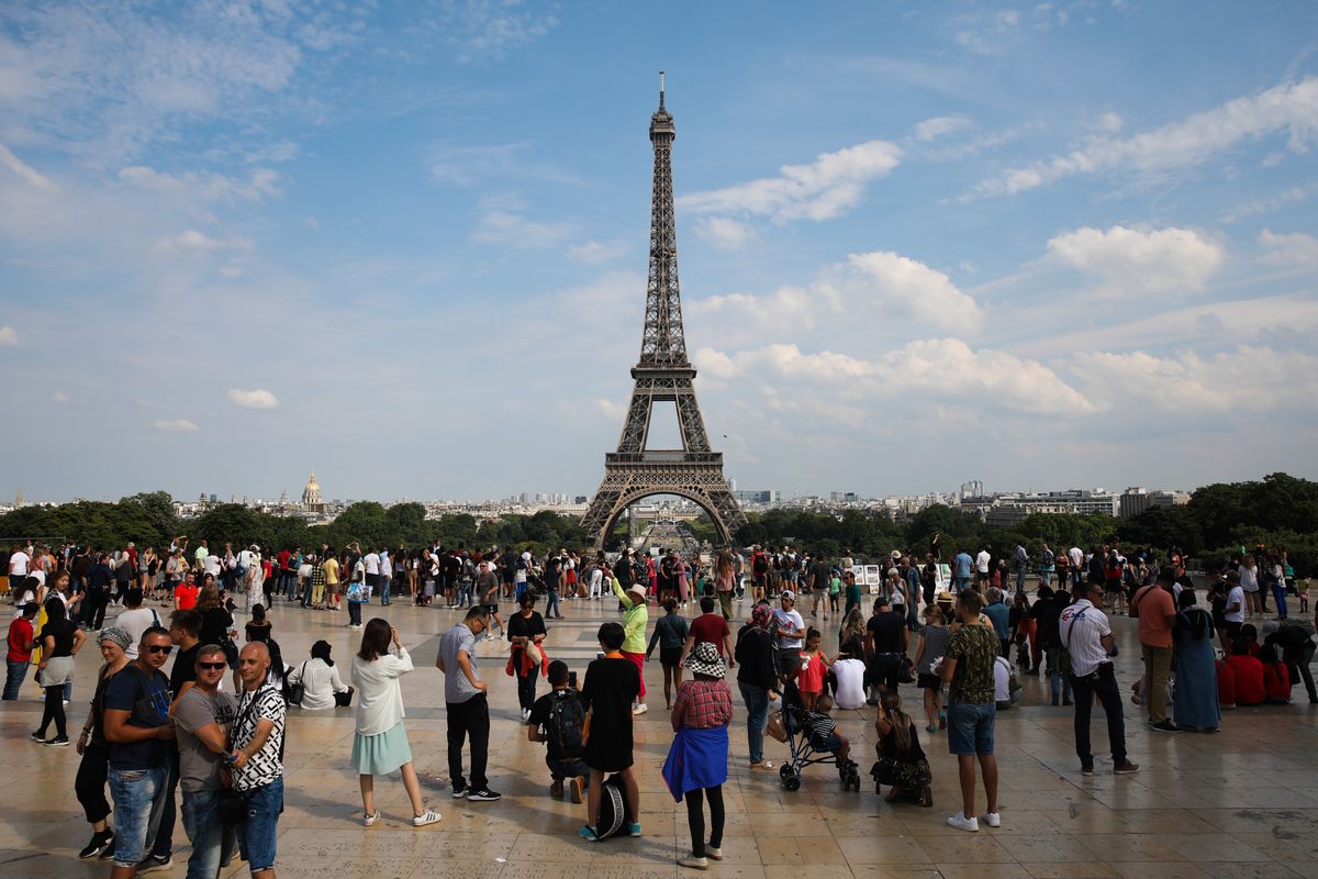 Daily Life In Paris, Eiffel torony