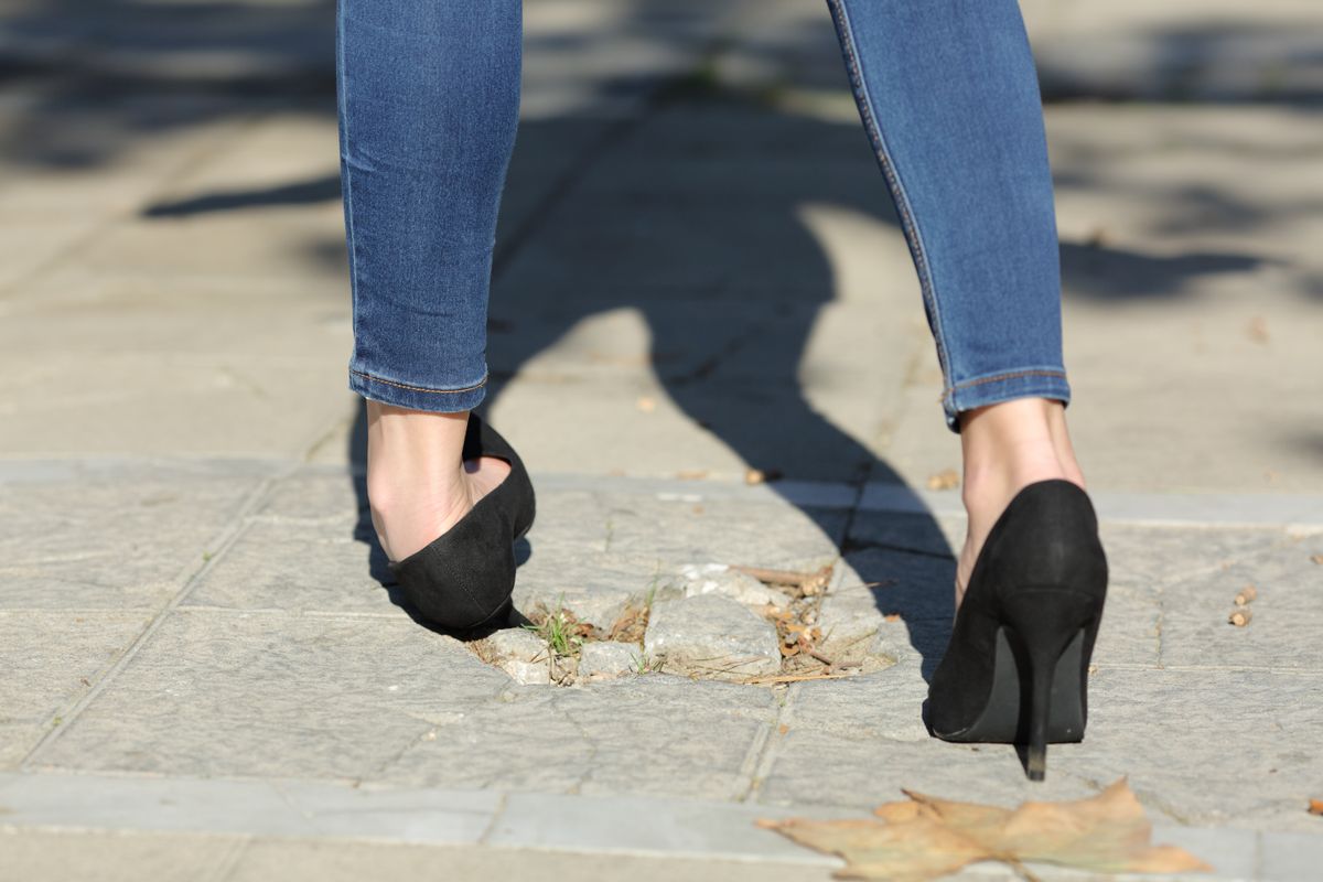 Back,View,Portrait,Of,A,Woman,Legs,Walking,Spraining,Ankle