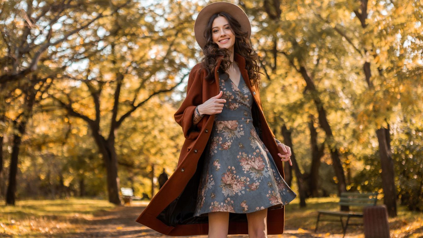 Attractive,Stylish,Smiling,Woman,With,Curly,Hair,Walking,In,Park