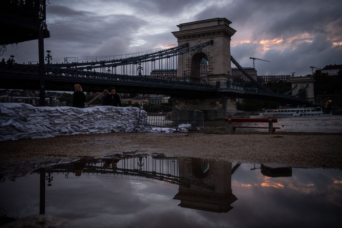 Budapest, 2024. szeptember 16.Homokzsákok egy szórakozóhelynél a megáradt Duna mellett Budapesten, a lezárt Idõsebb Antall József rakparton 2024. szeptember 16-án.MTI/Balogh Zoltán