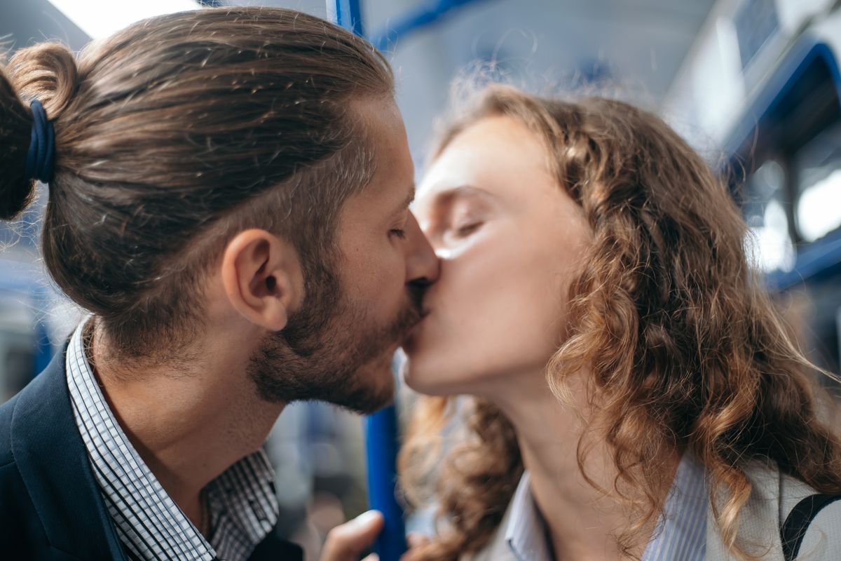 Beautiful,Couple,In,Love,Kissing,In,The,Subway.
csók