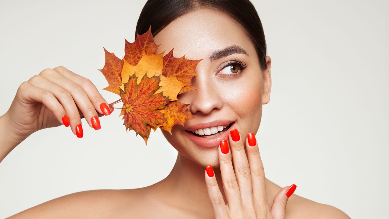 Portrait,Of,Beautiful,Young,Woman,With,Autumn,Maple,Leafs.,Healthy