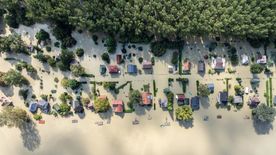 Döbbenetes fotókon a víz alá került magyar kistelepülés: csónakáznak a házak között