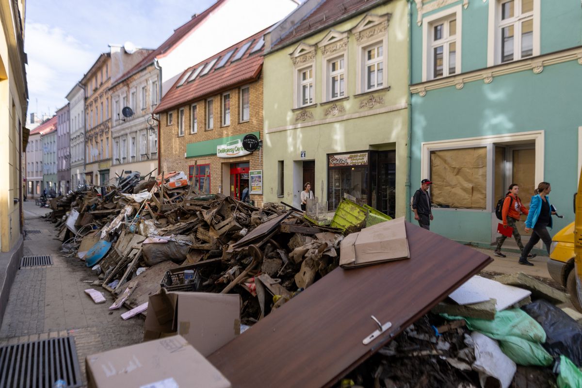 A lengyelországi Glucholazy egyik utcáján lerakott törmelékkupacok - Glucholazy  is a Borisz vihar utáni árvíz sújtotta városok egyike. A Borisz vihar széles körű áradásokat és özönvízszerű esőzéseket okozott, amelyeknek Ausztriában, Lengyelországban és Romániában is voltak áldozatai.