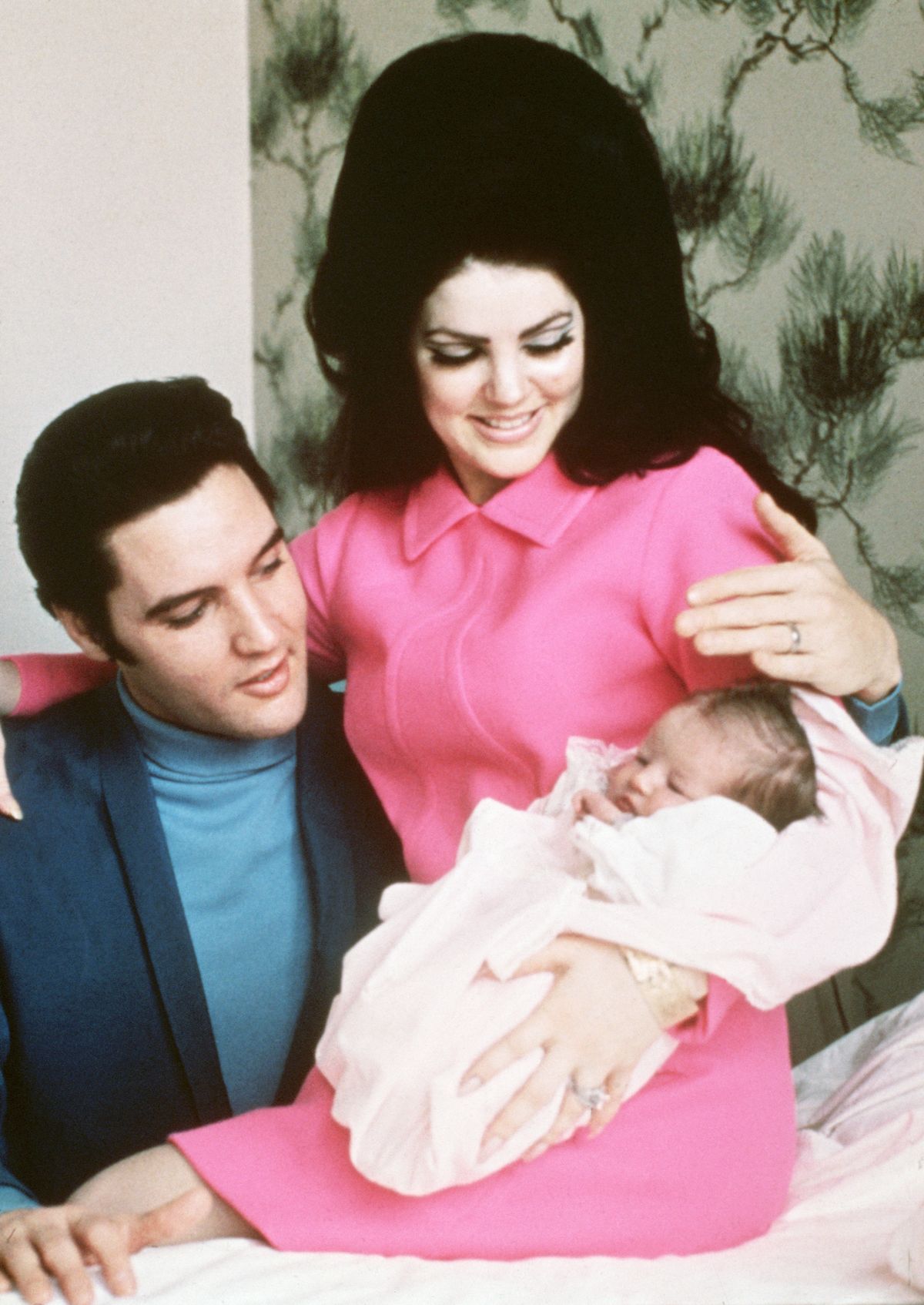 Lisa Marie Presley, Elvis és Priscilla karjaiban