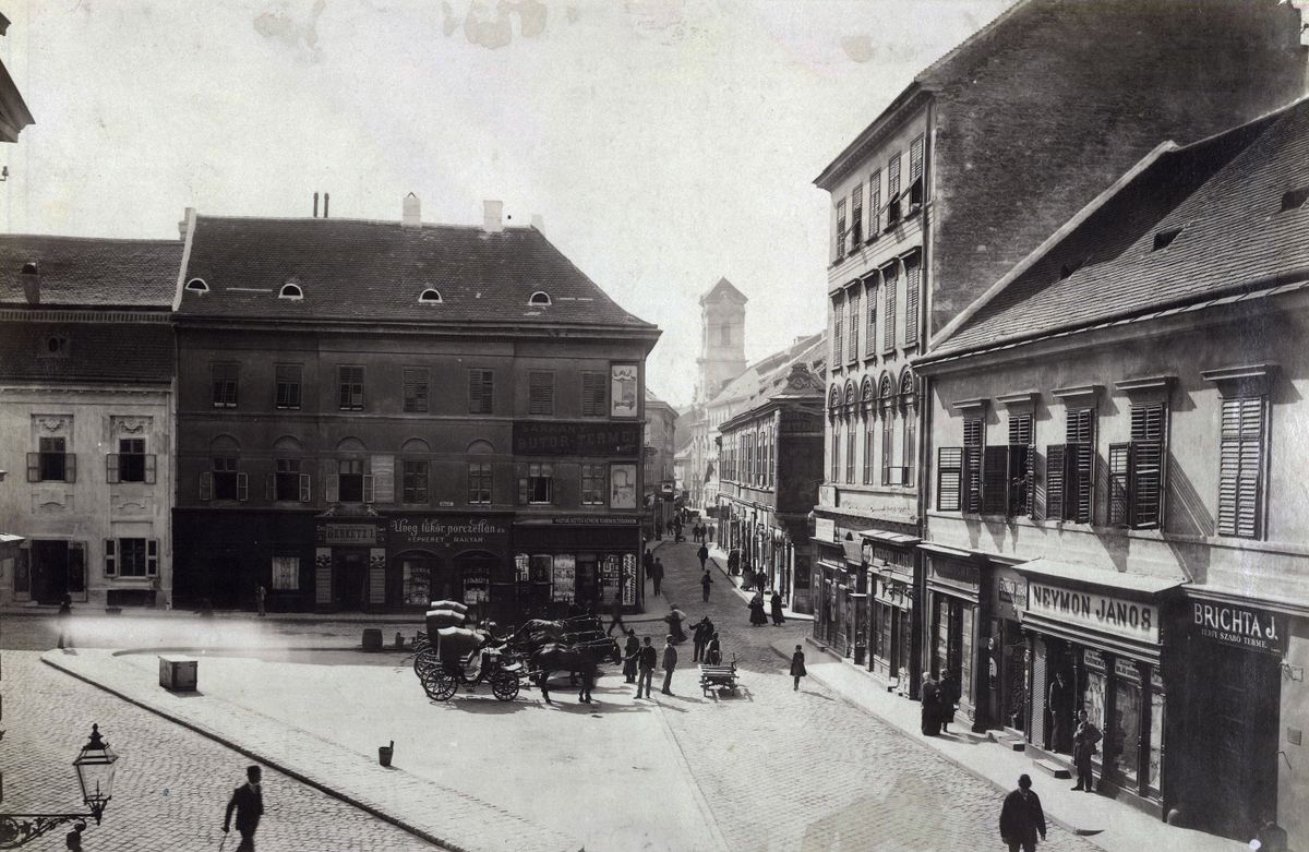 Váci utca a mai Március 15. tér felől dél felé nézve, háttérben az Angolkisasszonyok temploma, előtérben az ekkori Rózsa tér. A felvétel 1895. körül készült. A kép forrását kérjük így adja meg: Fortepan / Budapest Főváros Levéltára. Levéltári jelzet: HU.BFL.XV.19.d.1.07.017