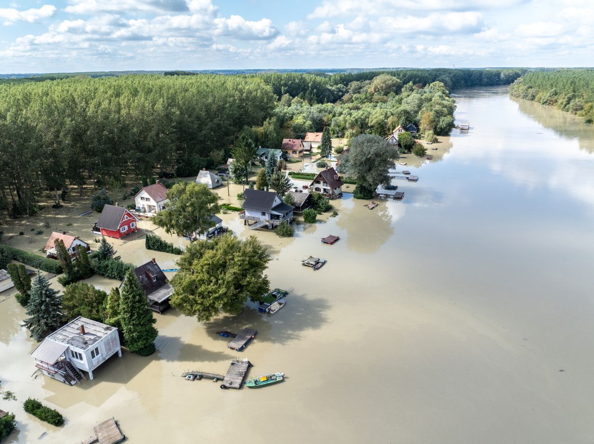 Vének, 2024. szeptember 17.A drónnal készült felvételen az áradás miatt vízben álló házak a Duna árterében, Vének üdülõövezetében 2024. szeptember 17-én