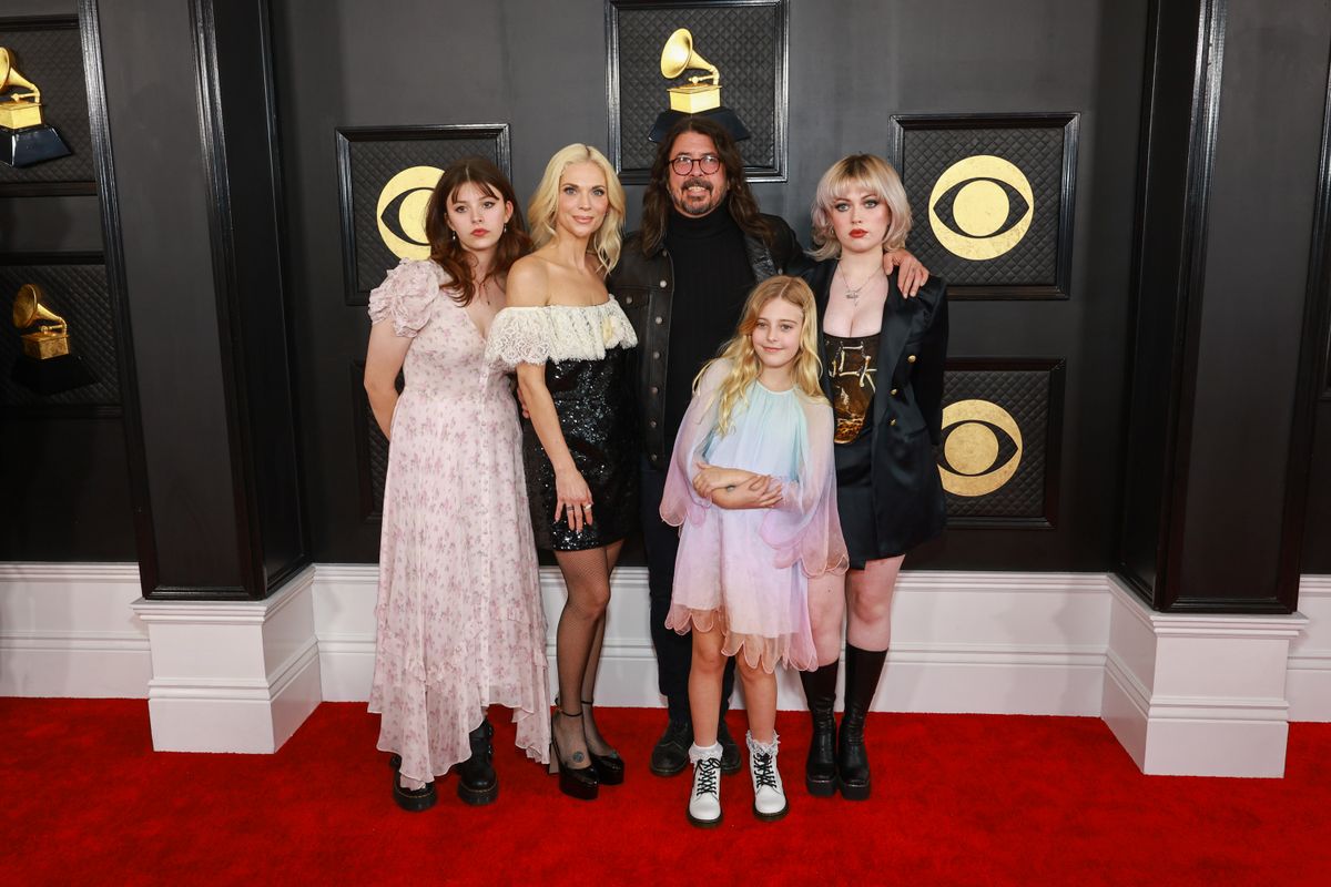 Dave Grohl, a Foo Fighters énekese a feleségével és a gyerekeivel