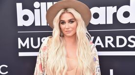 Tök pucéran ebédel Kesha - Fotó