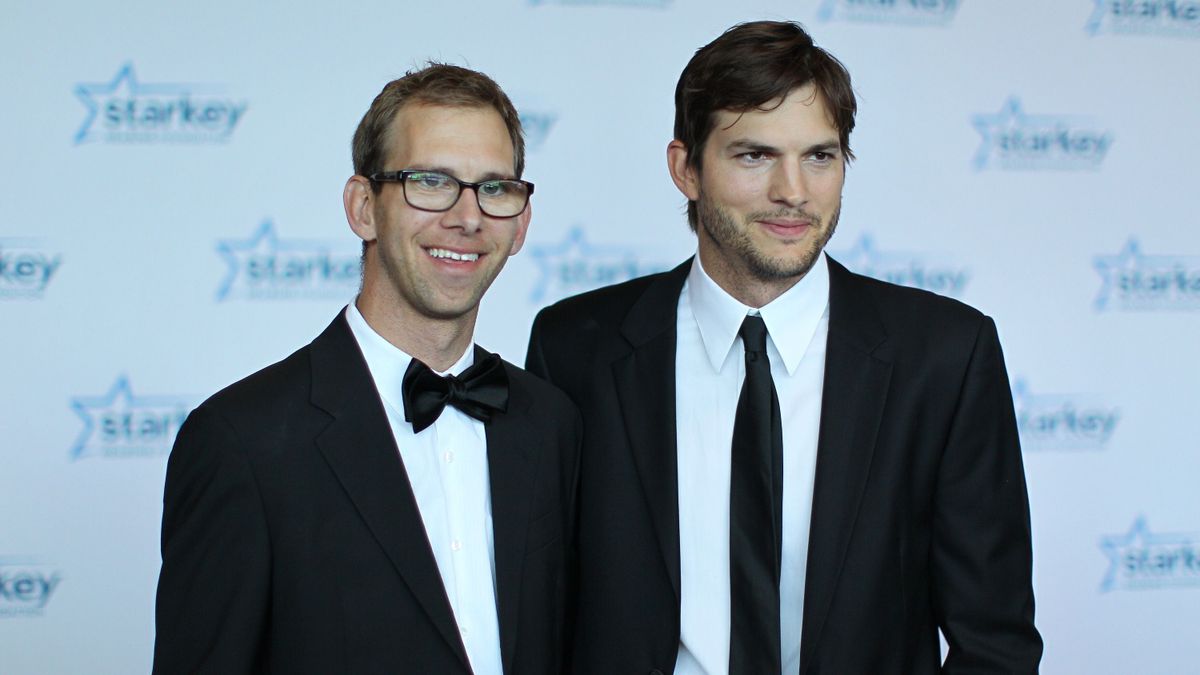 Ashton Kutcher és ikertestvére