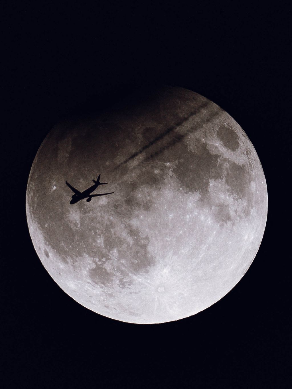 TAP Air Portugal Flight Passes In Front Of Partially Eclipsed Super Moon During Rare Celestial Event