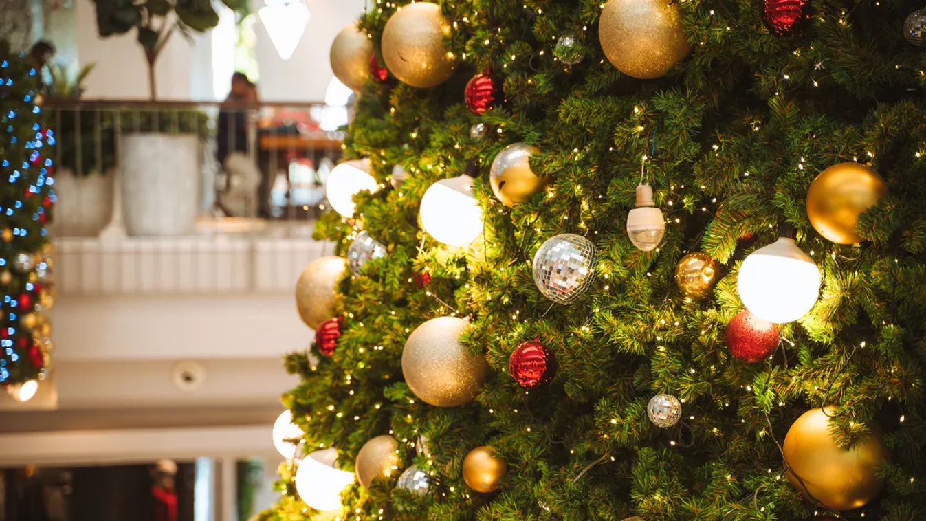 Close-up,Of,A,Beautifully,Decorated,Christmas,Tree,With,Golden,And