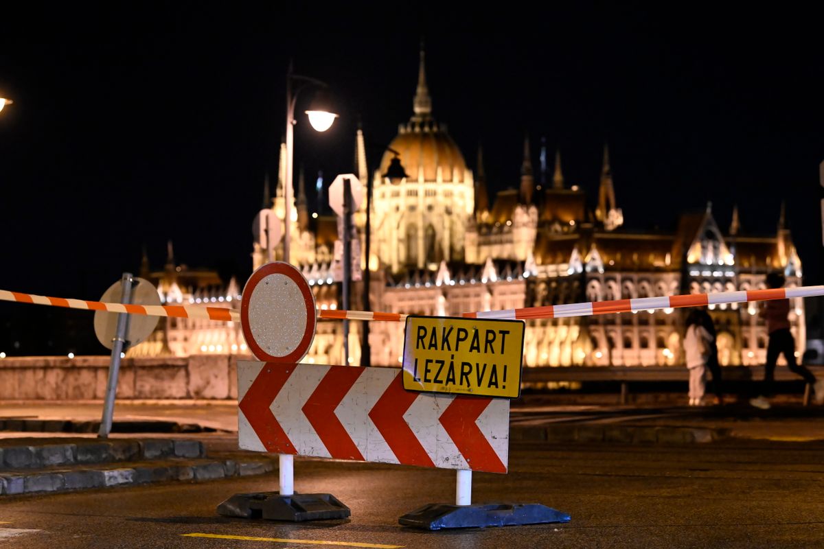 Budapest, 2024. szeptember 16.A dunai árhullám miatt lezárt budai alsó rakpart a Halász utcai lehajtónál 2024. szeptember 16-án. Harmadfokú az árvízvédekezési készültség a budapesti Duna-szakaszon. A háttérben a Parlament épülete.