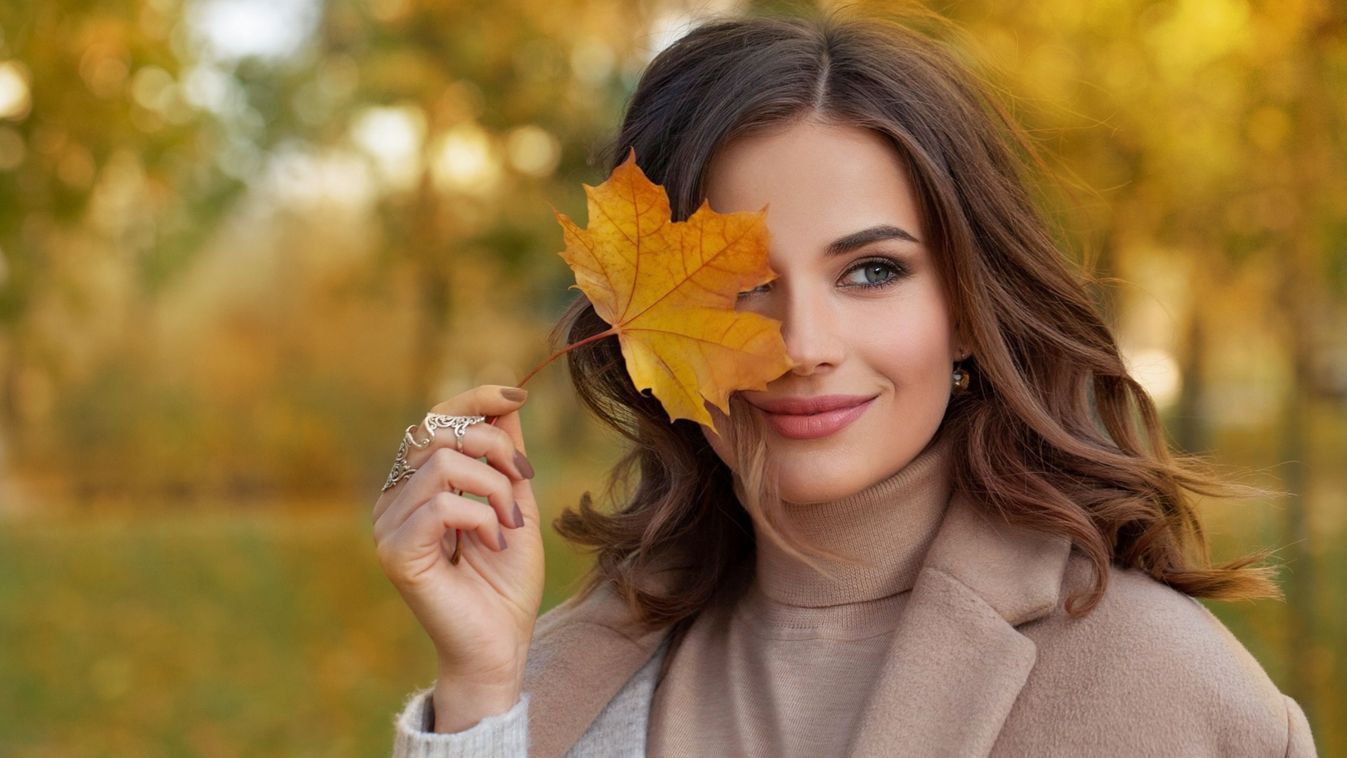 Outdoor,Atmospheric,Lifestyle,Portrait,Of,Young,Beautiful,Lady.,Warm,Autumn