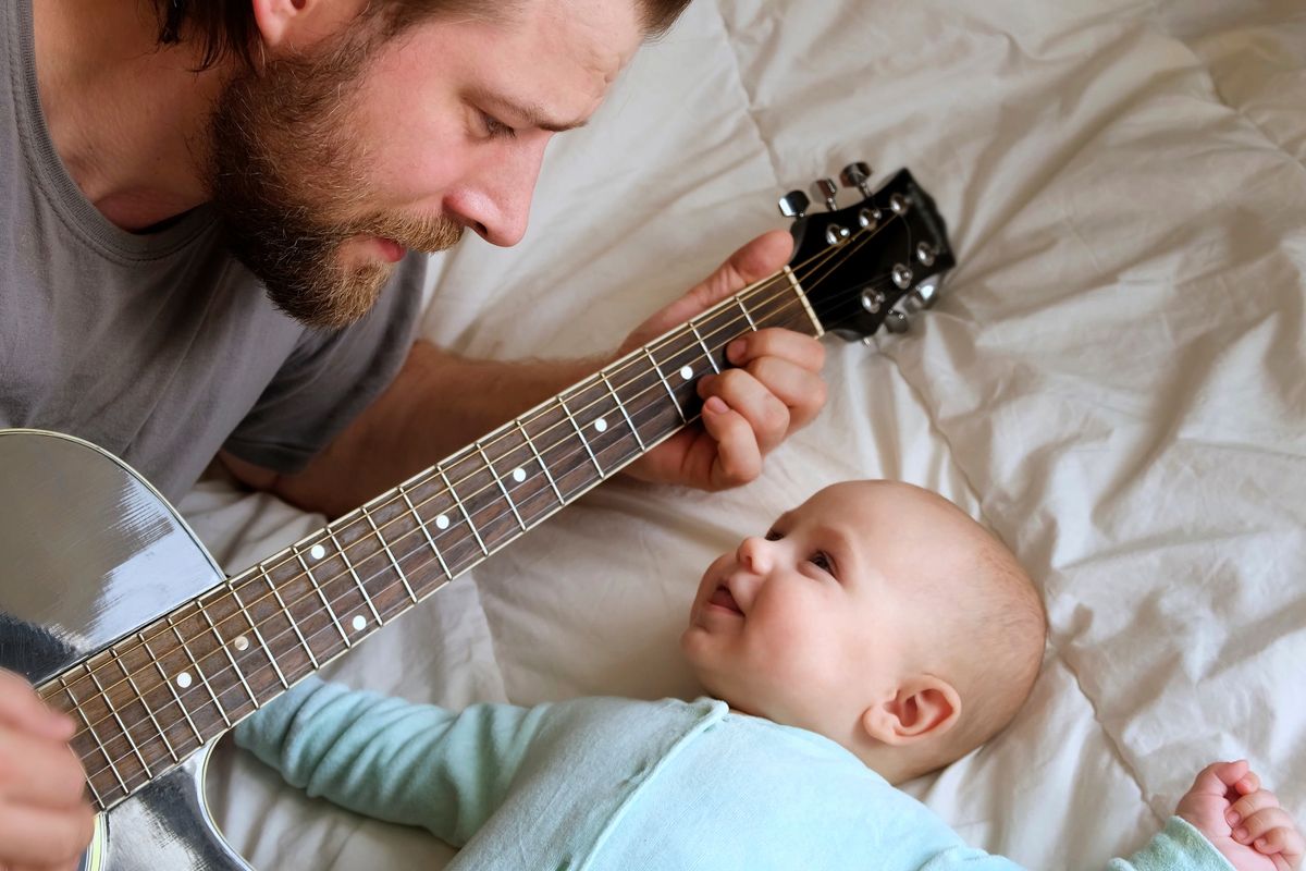 Apuka gitárral és kisbabája