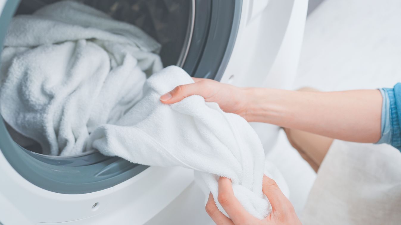 Man,Wearing,Apron,Doing,Laundry, mosógép