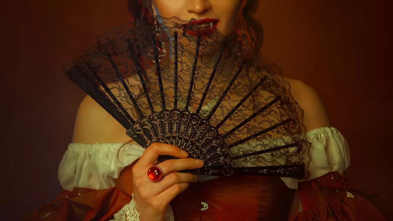 Art,Photo,Real,Person,Gothic,Fantasy,Woman,Queen,Holding,In