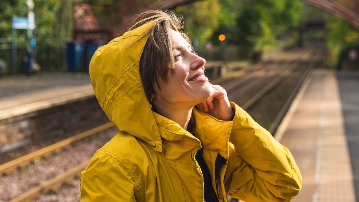 Portrait,Of,Young,Beautiful,Woman,Traveler,Wearing,Yellow,Raincoat,Outsideőkabát ősz, impregnálás