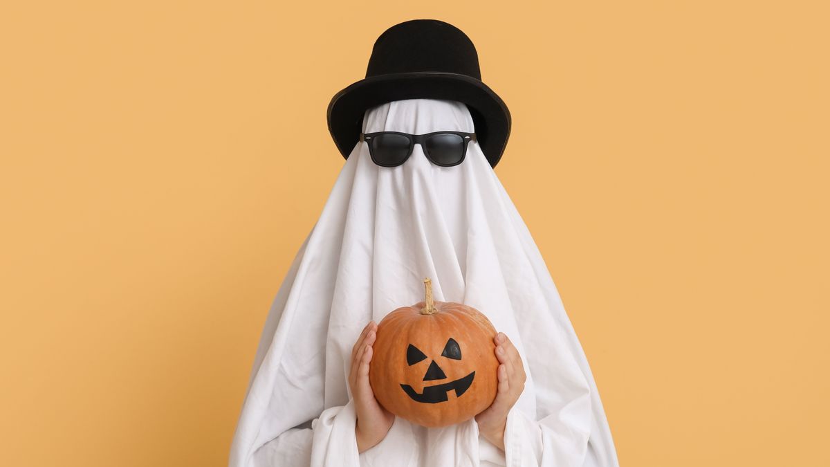 Woman,In,Halloween,Costume,Of,Ghost,,Cylinder,Hat,And,Sunglasses, halloweenjelmez, szellem