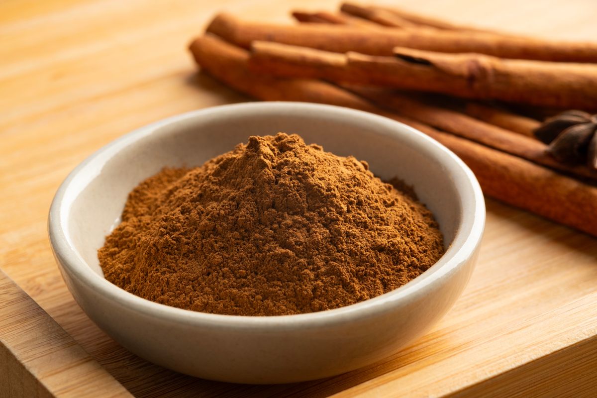 Close,Up,Cinnamon,Powder,In,A,Bowl,With,Cinamon,Stick, fahéj