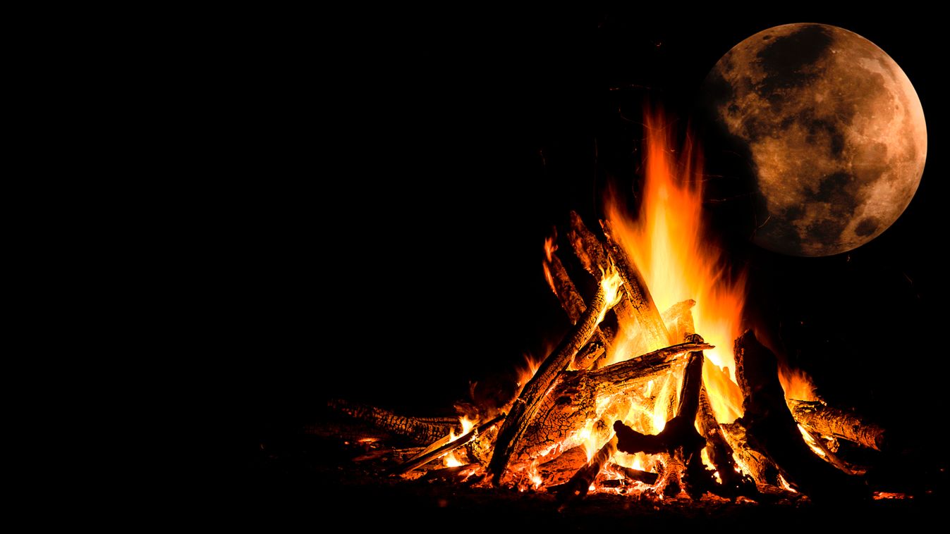 Campfire,Under,Full,Moon