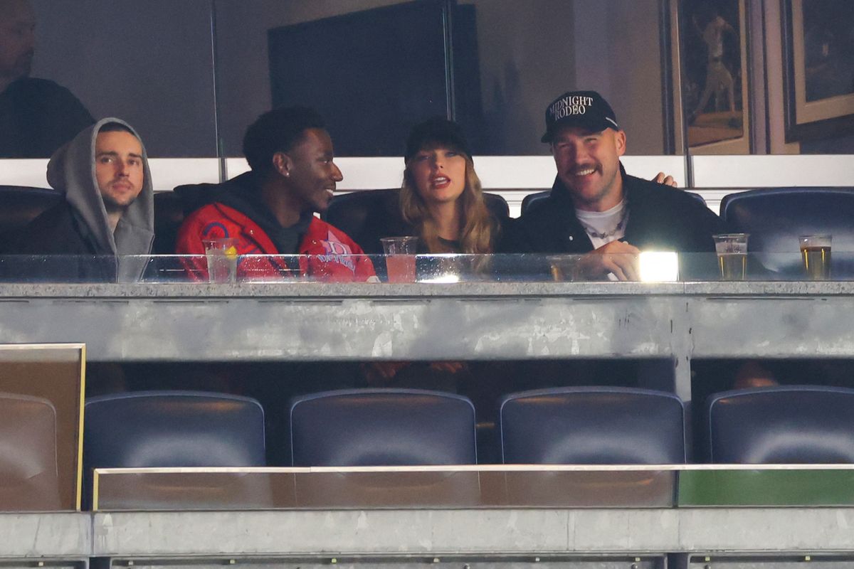 Taylor Swift, Travis Kelce, Jerrod Carmichael (humorista) a New York Yankees vs. Cleveland Guardians mérkőzésen