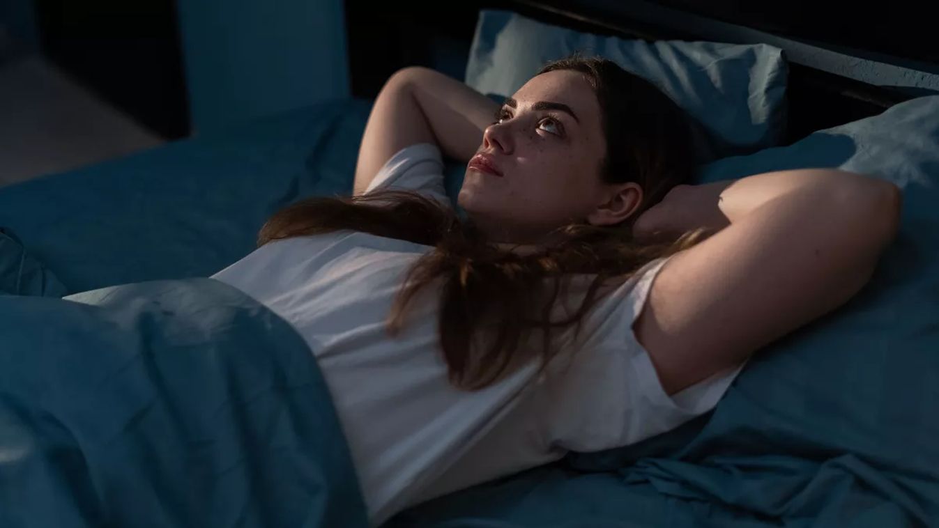 Sleep,Disorder,,Insomnia.,Young,Woman,Lying,On,The,Bed,Awake, szakértő, éjazskai ébredés, alvássakértő