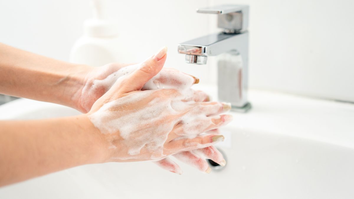 Woman,Hands,Are,Turning,On,The,Faucet,At,Home,And, kézmosás