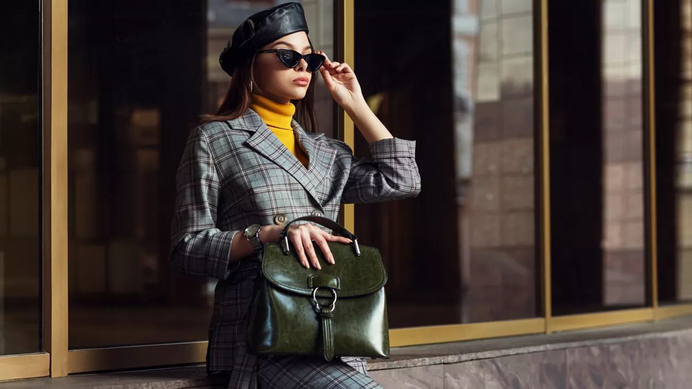 Outdoor,Fashion,Portrait,Of,Young,Elegant,Businesswoman,,Woman,Wearing,Sunglasses,