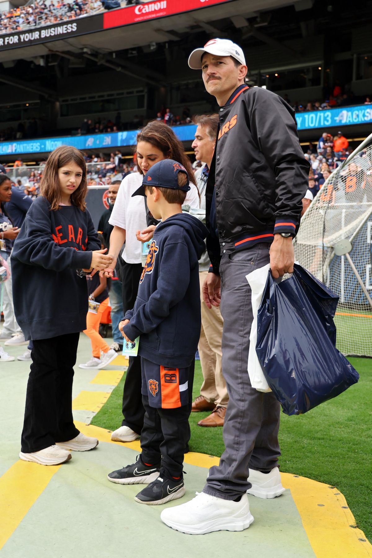 Los Angeles Rams v Chicago Bears, Mila Kunis, Ashton Kutcher és a gyerekeik