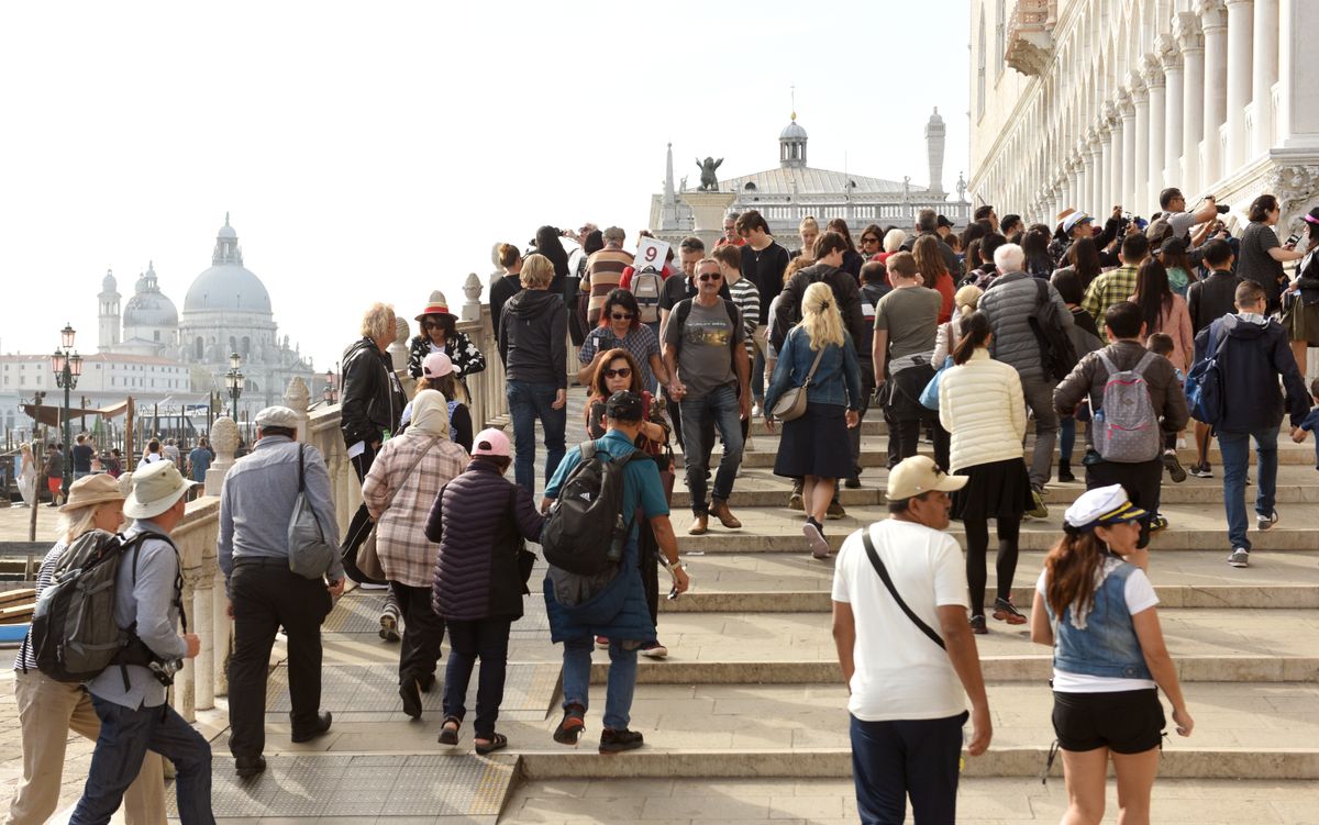 turisták tömege Velencében