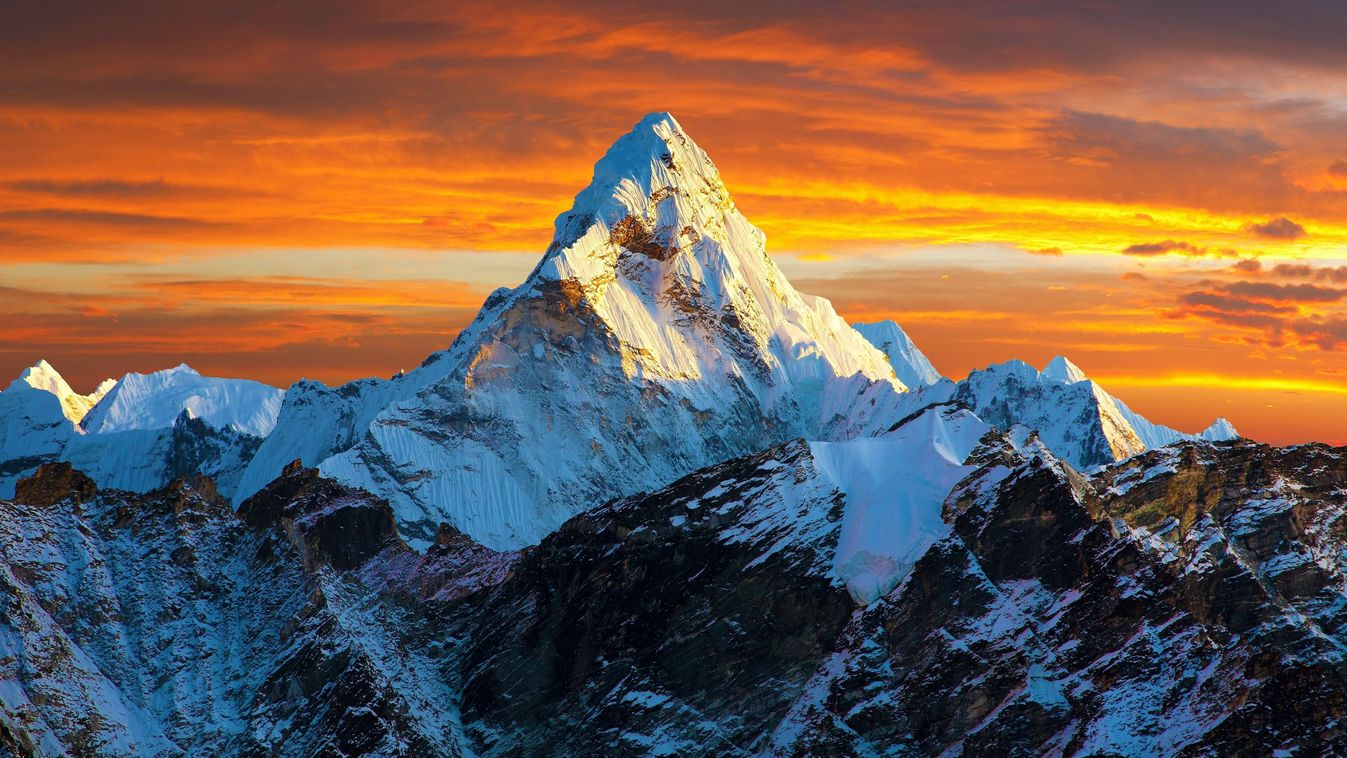 Evening,Panoramic,View,Of,Mount,Ama,Dablam,With,Beautiful,Sky