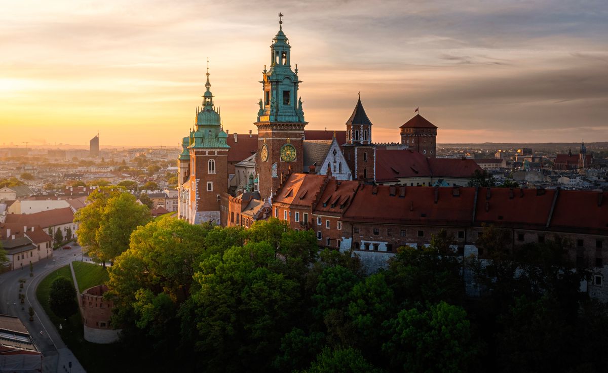 Soft,Lighted,Wawel,Castle,At,Summer,Sunrise,,Krakow,,Poland