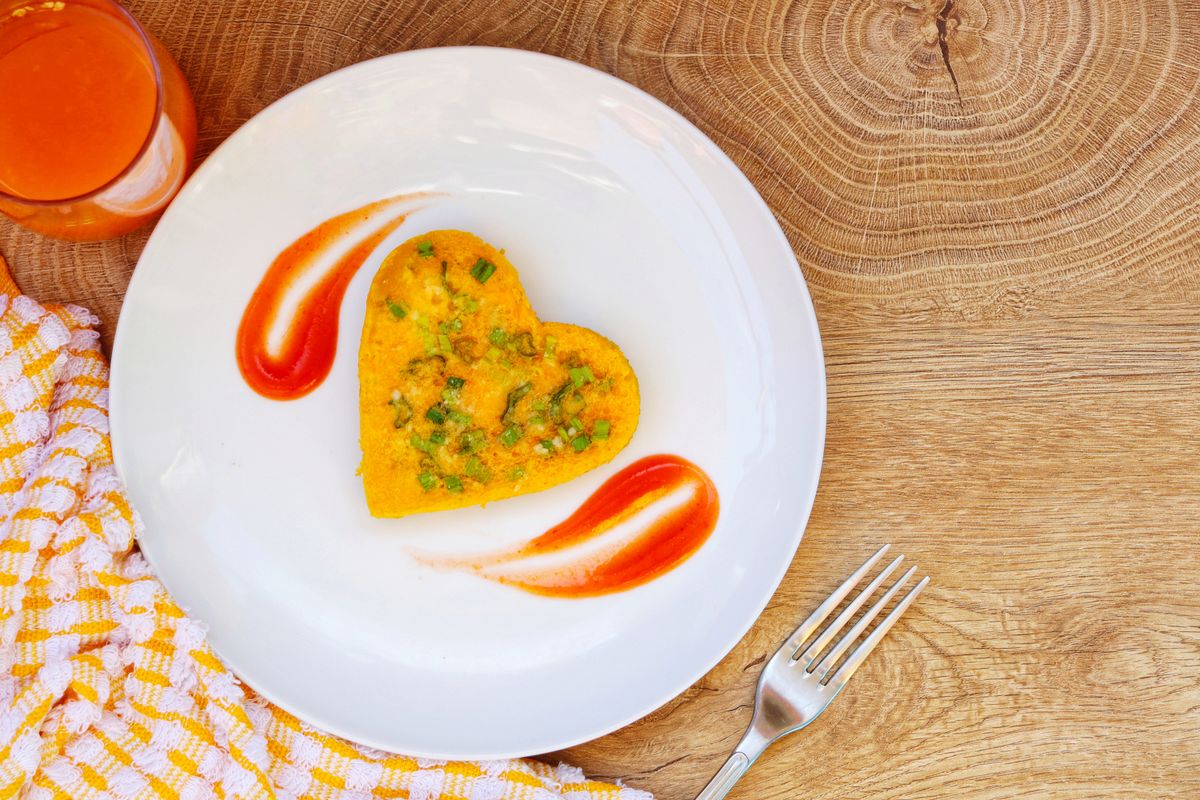 Heart,Shaped,Spring,Onions,And,Cheeses,Omelette,Served,With,Ketchup
tojás