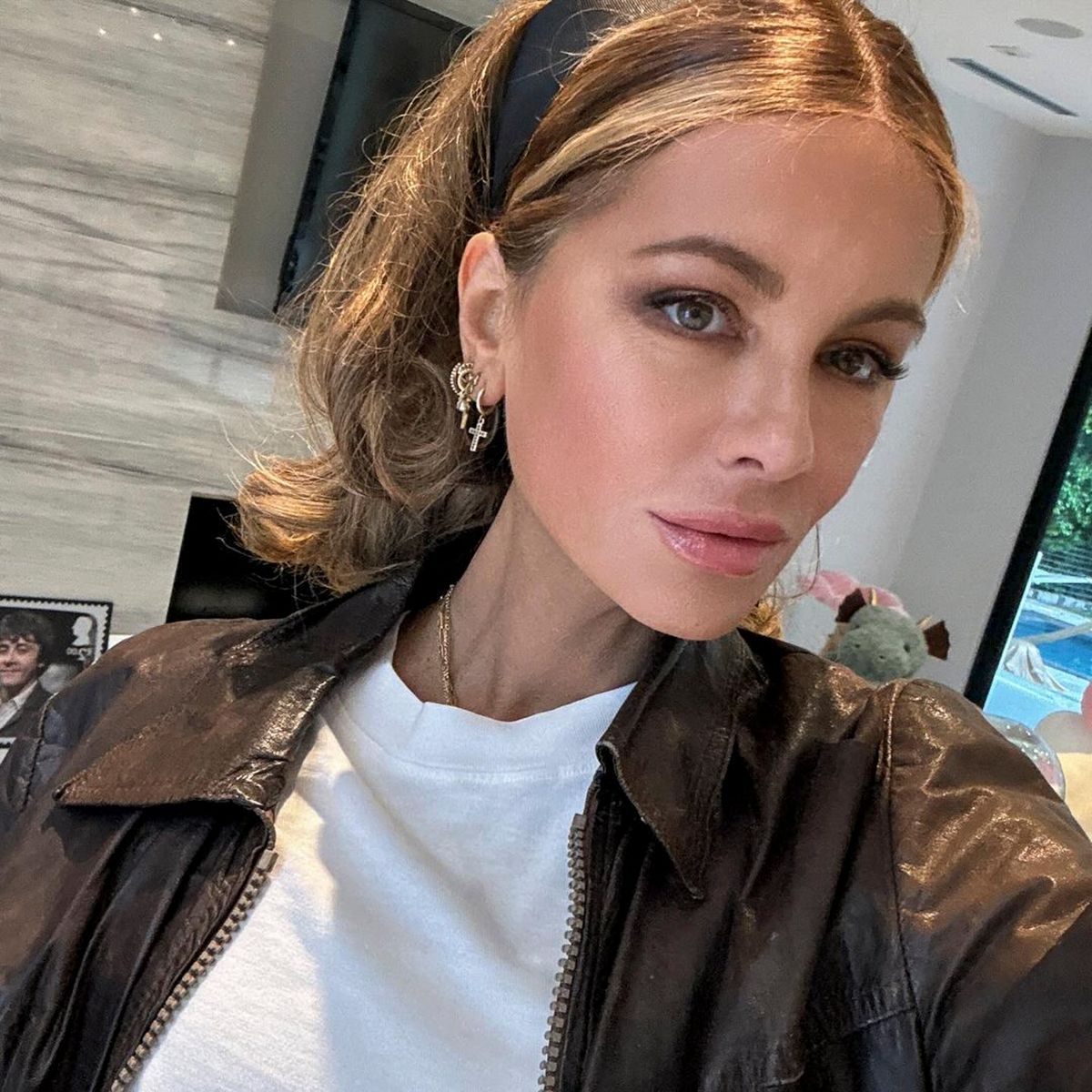 Kate Beckinsale a Canary Black forgatásáról osztott meg képeket
